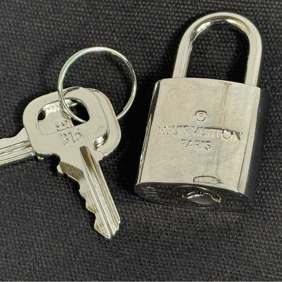 Louis Vuitton‎ Silver Lock And 2 keys - Picture 2 of 5